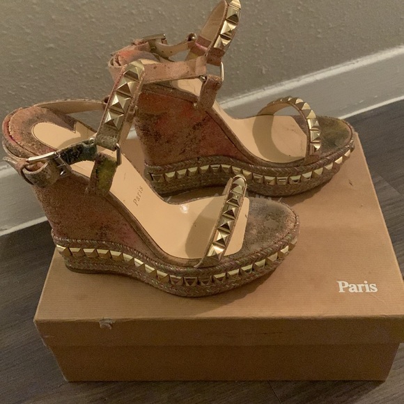 Authentic Louboutin Cork Bloom Print Cataclou Studded Wedge Sandals in Light Gol - Picture 7 of 17